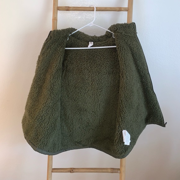 Forest green fluffy down vest - Picture 2 of 4